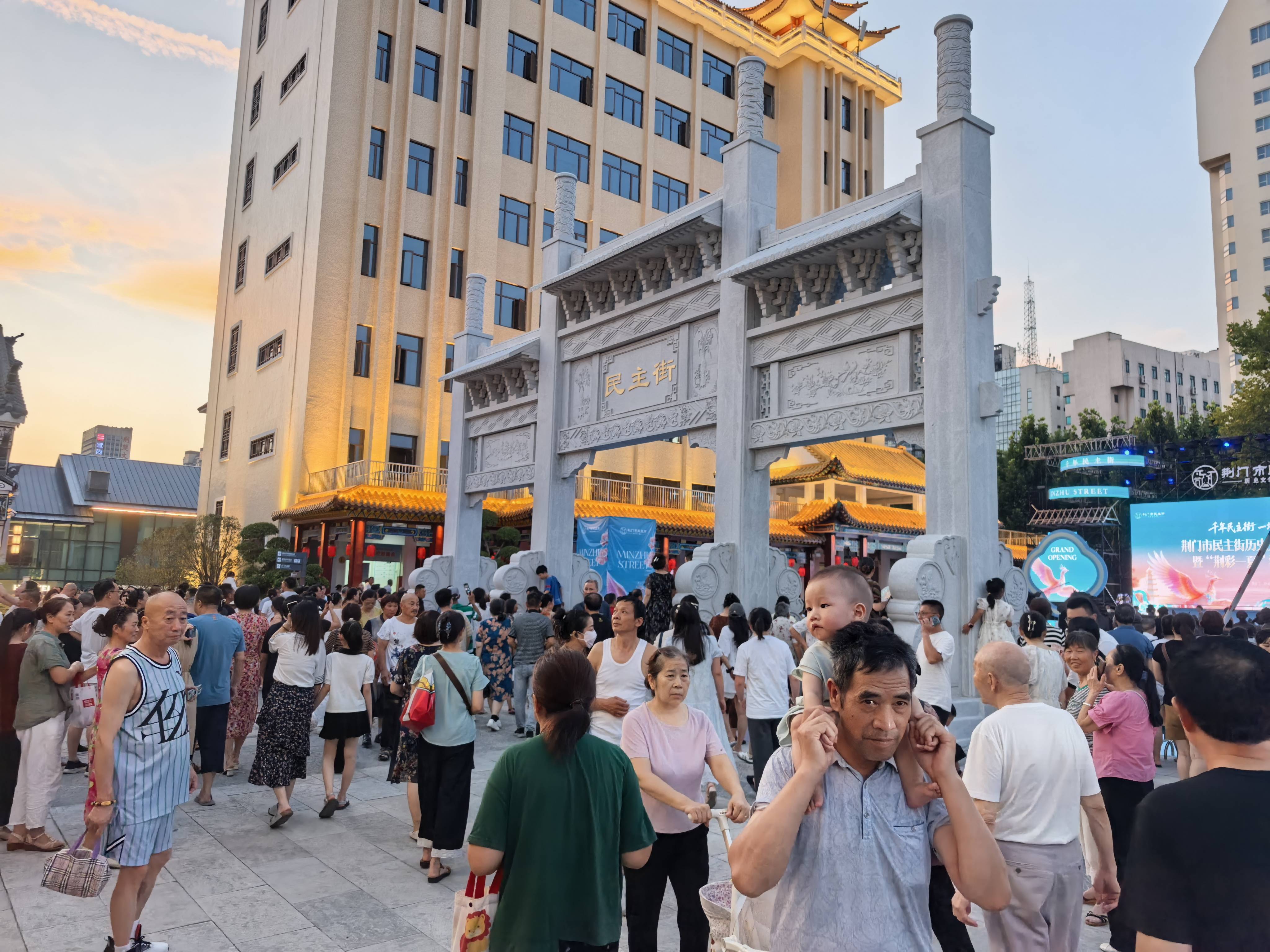 咖啡靠创意精品狂揽45%复购社区店日均卖4000元麻将胡了头部品牌99元血拼中小