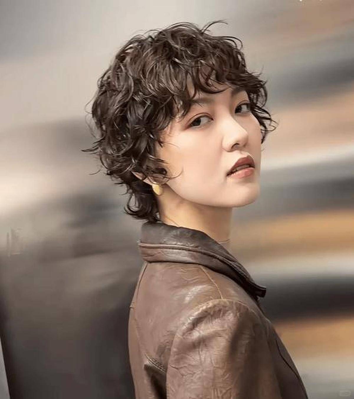 2026年春季流行趋势与瘦脸减龄效果麻将胡了2游戏入口时尚发型女短发之(图2) 2026年春季流行趋势与瘦脸减龄效果麻将胡了2游戏入口时尚发型女短发之(图2)